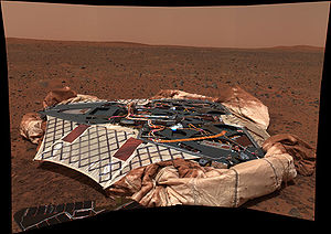Il lander vuoto, ripreso dal rover. Si nota in primo piano lo "scivolo" da cui  sceso il rover, mentre in secondo piano si intravedono gli scivoli sugli altri due lati, parzialmente ostruiti dagli airbag sgonfi.