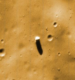 [Foto: Monolito fotografato dalla sonda Phobos]