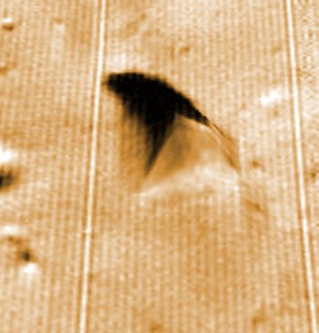 [Foto: Piramide fotografata dalla sonda Phobos]